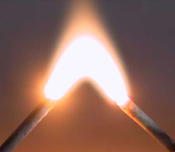 Lichtbogen zwischen zwei Stahlnägeln - Quelle Wikipedia